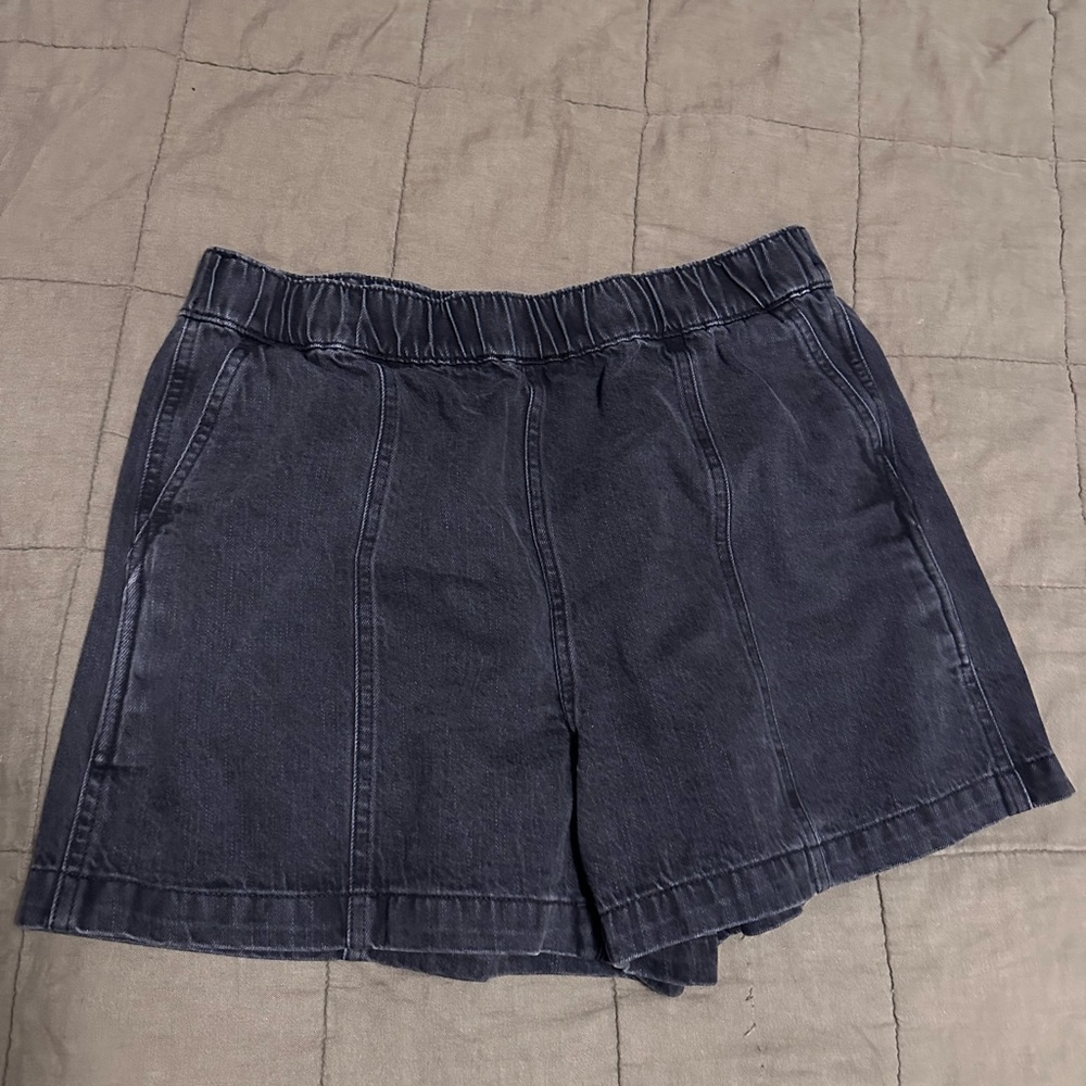 Madewell pull on denim shorts.